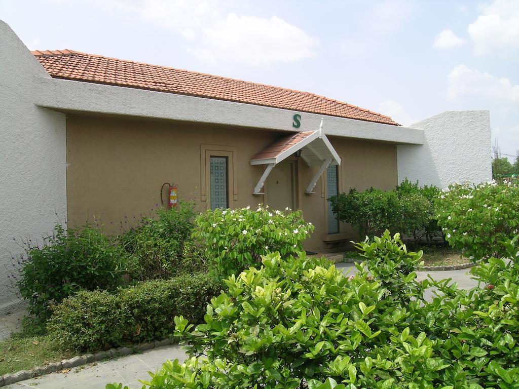 The Meadows Resort And Spa Aurangabad  Rum bild